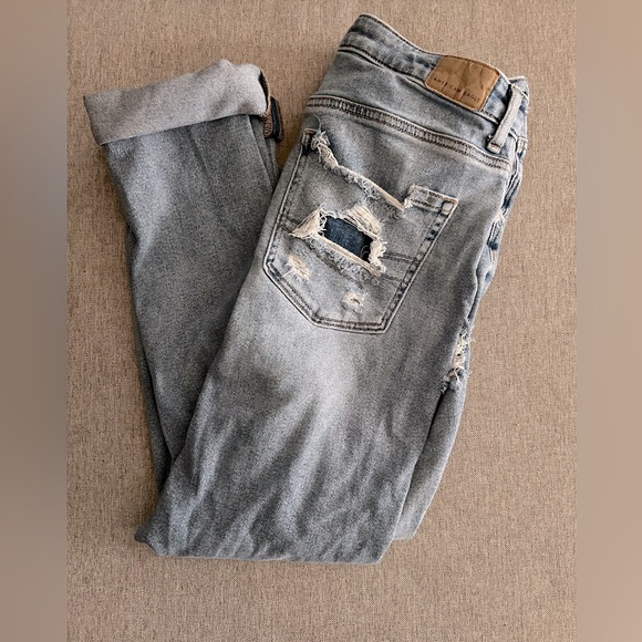 American Eagle Woman’s Ripped Jeans - Picture 1 of 4